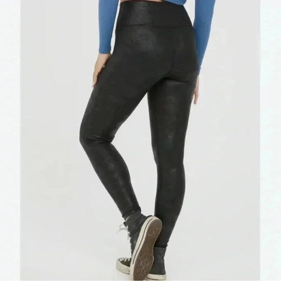 Aerie Offline High Shine High Rise Black Faux Leather Yoga Leggings Small NWT - Picture 1 of 8